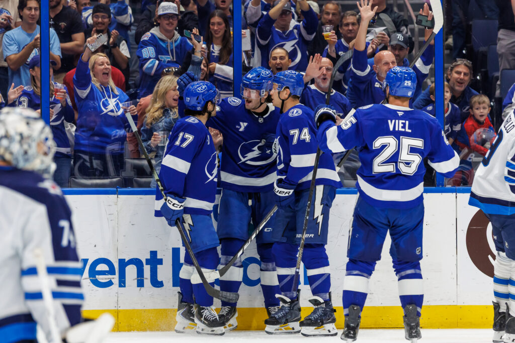 NHL: Lightning 6-4 Jets as Tampa own shots, PP